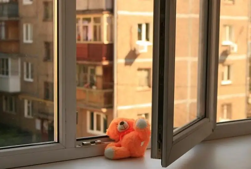 Qyzylordada tórt jastaǵy sábı úshinshi qabattan qulap ketti