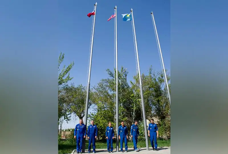 Флаги Казахстана,  России и США в знак предстоящего космического старта подняты на Байконуре
