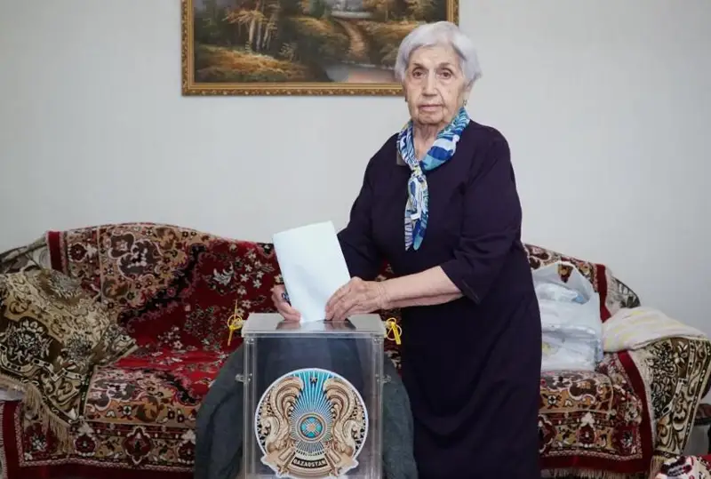 Сегодня радостный день – астанчанка о выборах Президента Казахстана