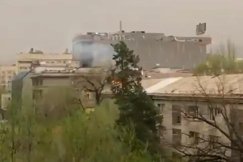 40 человек тушили кровлю пятиэтажного дома в Алматы