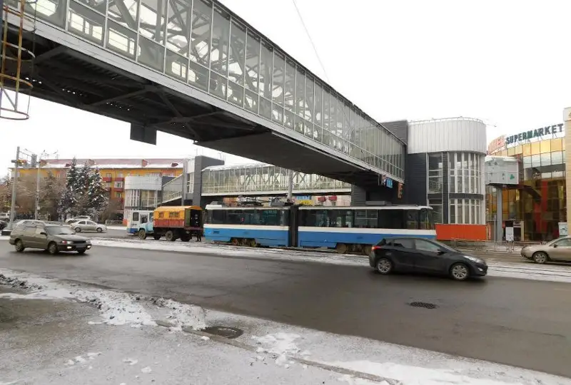 Óskemende tramvaı relsten shyǵyp ketti