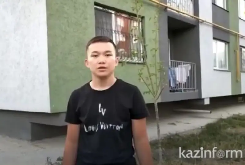 Almatyda stýdent bıikten qulap ketkeli turǵan eki jasar balany aman alyp qaldy