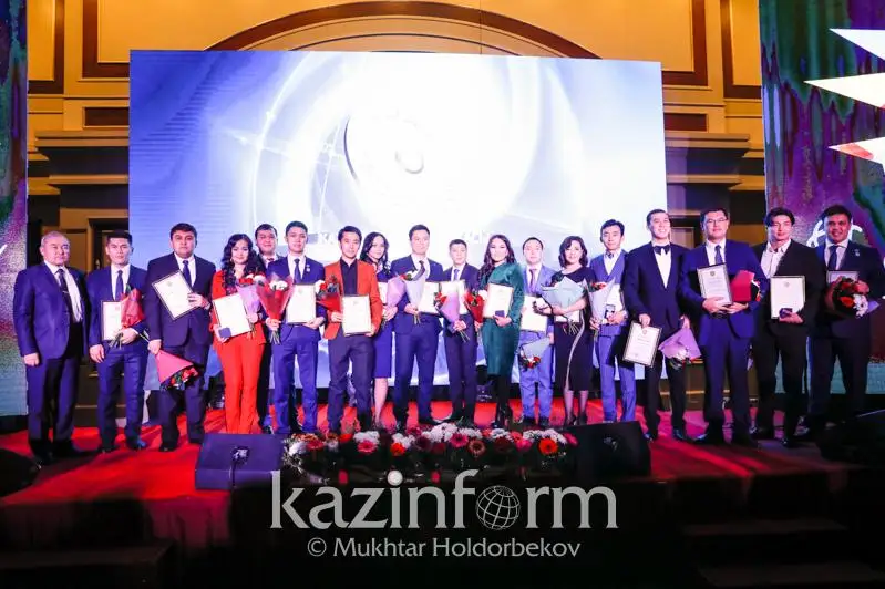 ەلوردادا «دارىن» جاستار مەملەكەتتىك سىيلىعىنىڭ لاۋرەاتتارى ماراپاتتالدى