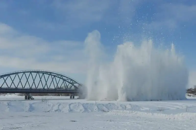 Лед начали взрывать на реках Восточного Казахстана