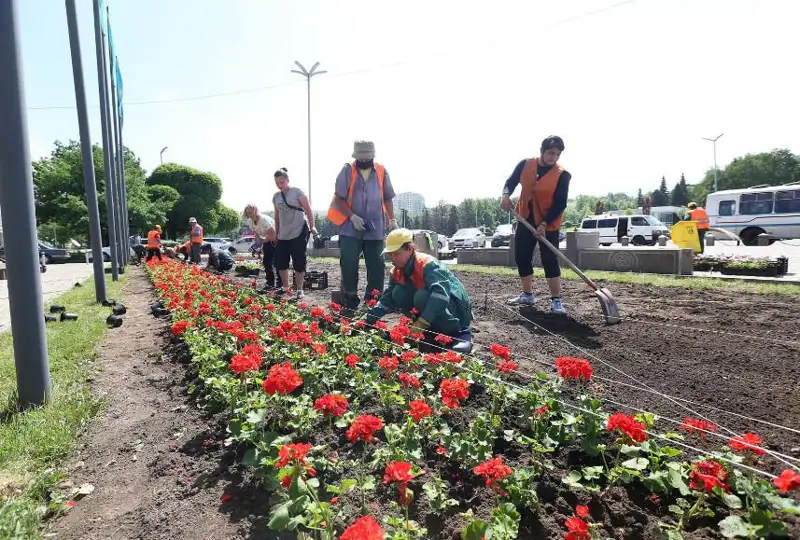 Almatyda 160 myń sharshy metr jerge gúl egiledi