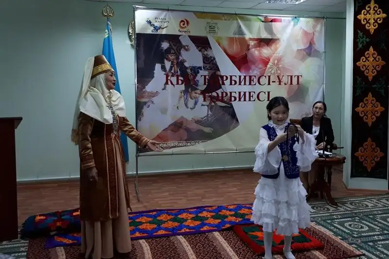 Ақтөбелік оқушы қыздар шолпысы сылдырлап сабаққа барып жүр