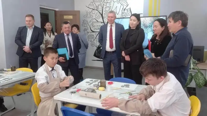 Shahtınsk qalasynda erekshe balalarǵa arnalǵan art-terapııa stýdııasy paıda boldy