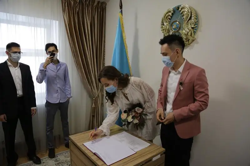 رەسەيدەگى قازاقستاننىڭ ەلشىلىگىندە قازاقستاندىق جۇپ نەكەلەستى