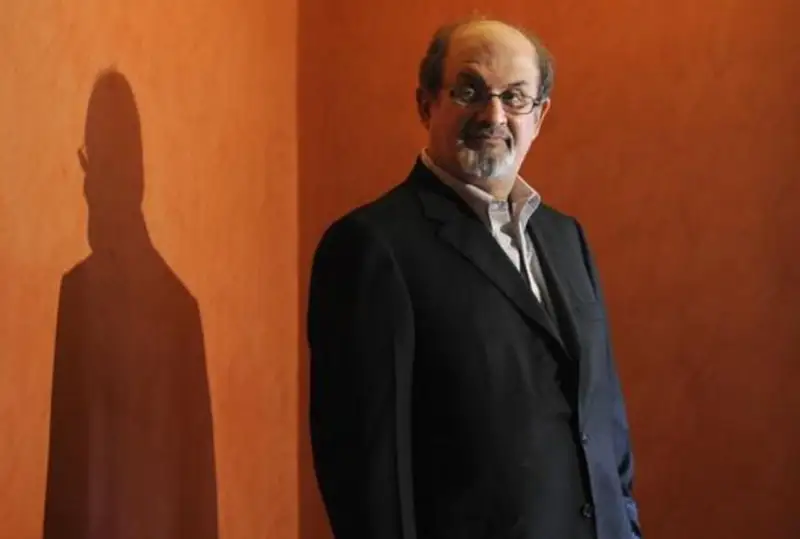 Писатель Салман Рушди подвергся нападению в США