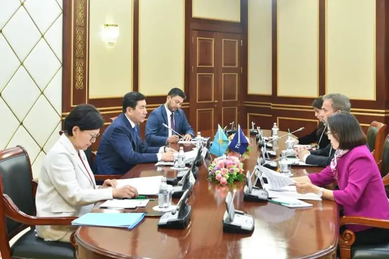 Председатель Мажилиса РК встретился с Генеральным секретарем ТюркПА