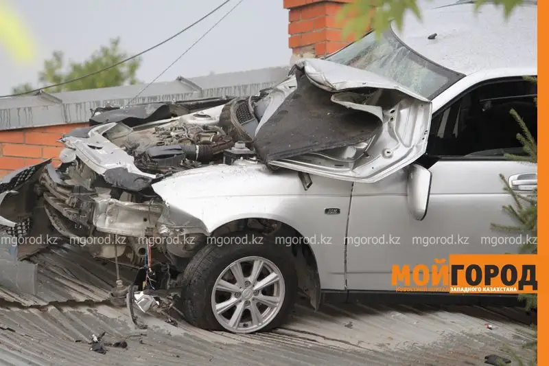 Новости Уральск - Машина залетела на крышу кафе в Уральске agaev (5)