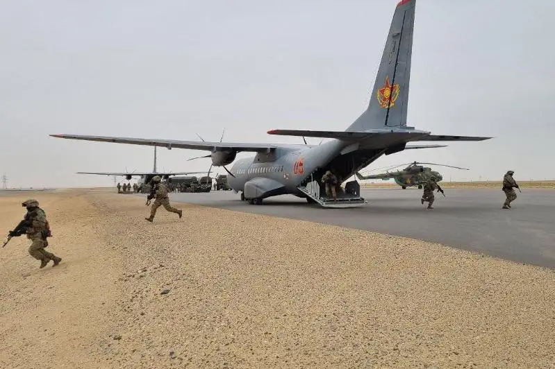 Военно-транспортные самолеты совершили посадку на автотрассу «Жанаозен-Бейнеу»
