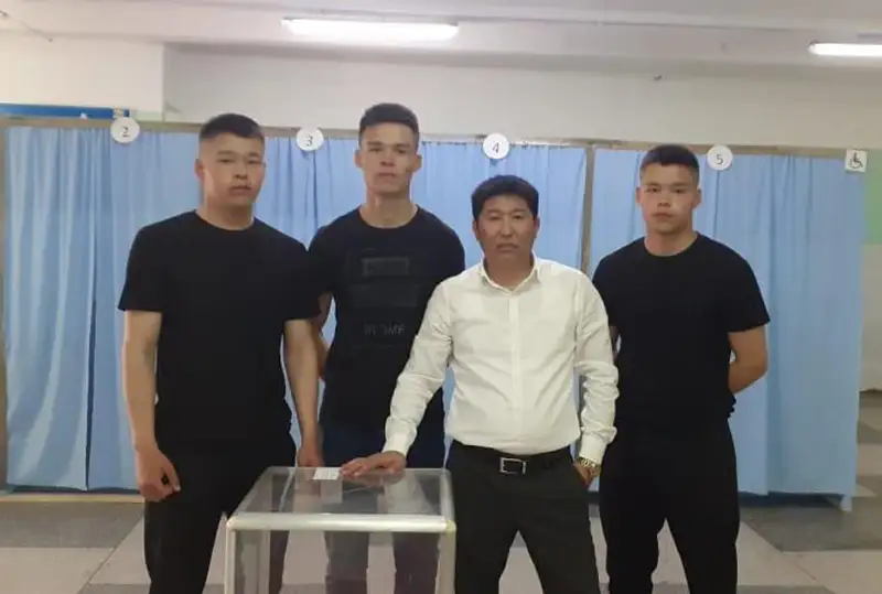 Тройняшки в Актау вместе пришли на избирательный участок