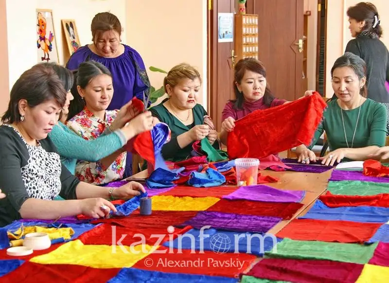 Алматылық келіншектер Гиннес кітабына енетін құрақ көрпені тігуге дайындалуда