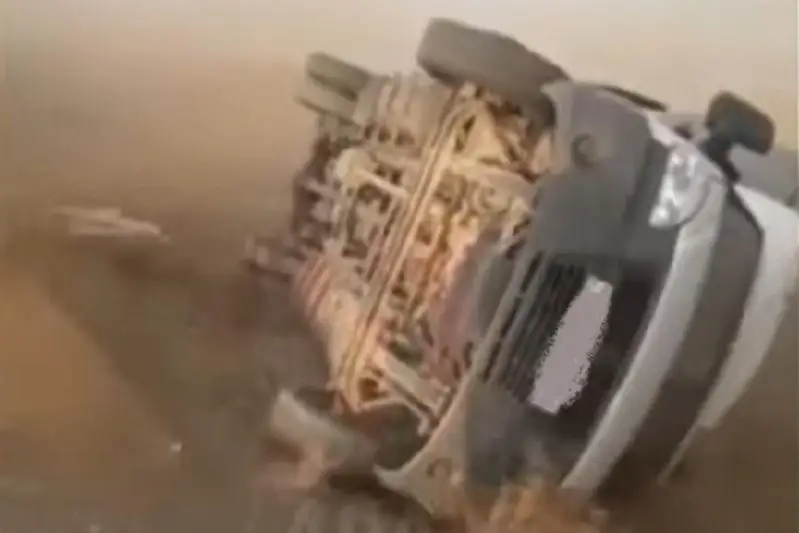 ماڭعىستاۋدا قاتتى جەلدەن 2 كولىك اۋدارىلىپ قالدى