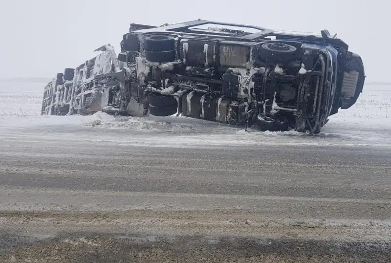 Автовоз слетел в кювет на трассе Костанай - Карабутак