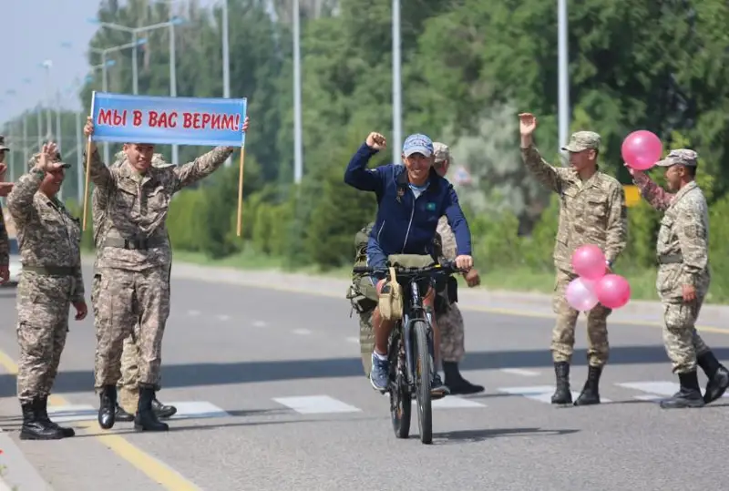 Военнослужащий совершает велопробег в честь 30-летия Вооруженных сил РК