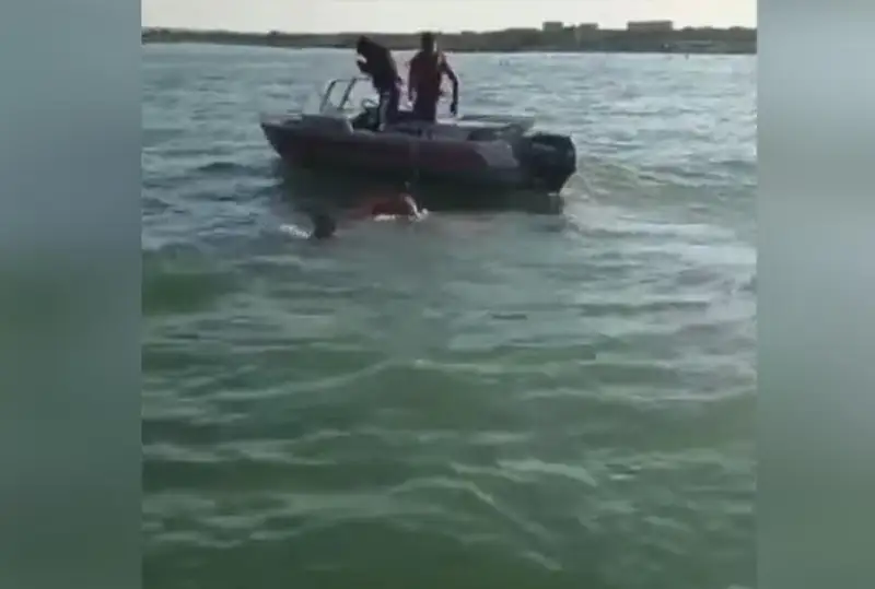 Трех мужчин спасли на Капшагайском водохранилище