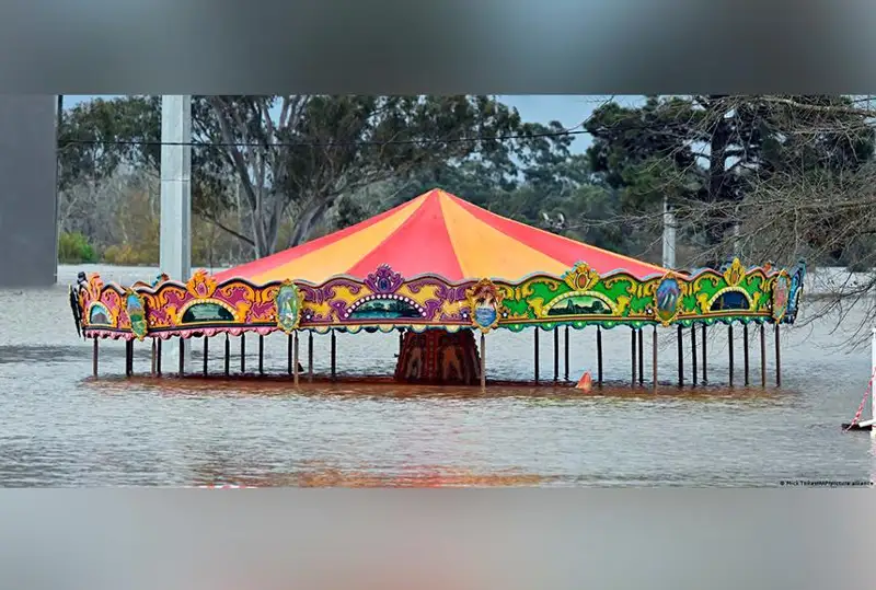 Тысячи людей эвакуируются из-за наводнений в Австралии