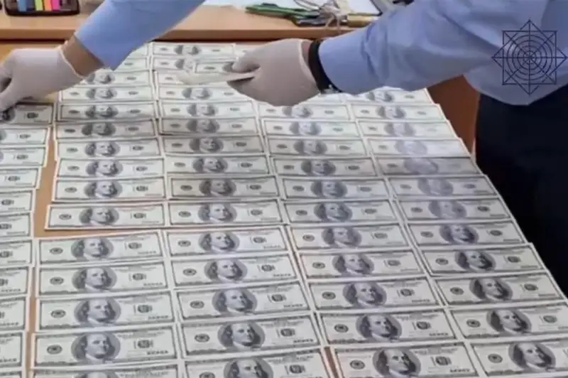 Qostanaı oblysynda jalǵan 100 dollarlyq kýpıýralardy satýmen aınalysqan top ustaldy