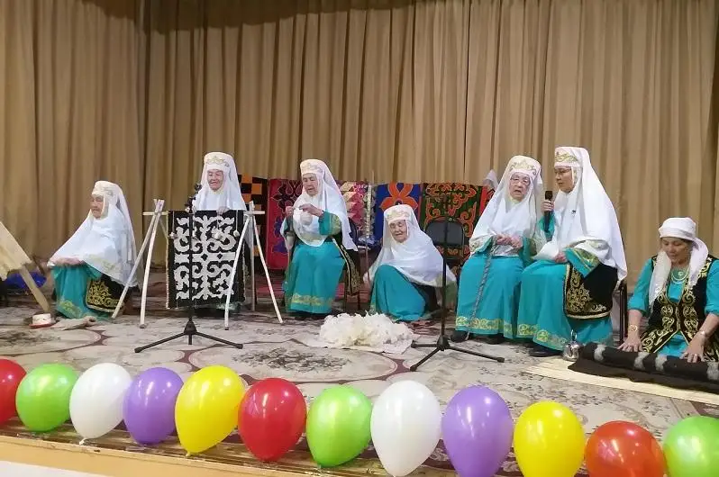 El yqylasy erekshe: Ájeler ansambli halyq ánderin áýelete shyrqaıdy