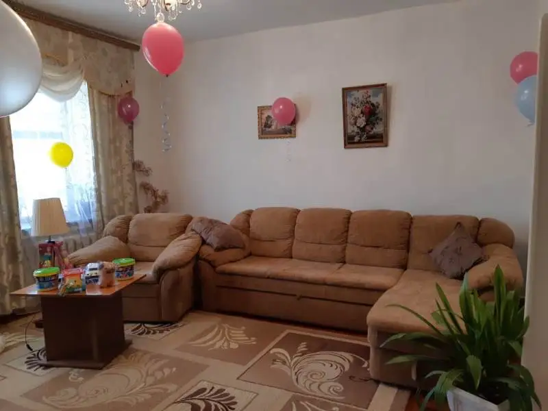 Ең жас көпбалалы ана Жазира Тұрғынованың отбасы жаңа үйге қоныстанды
