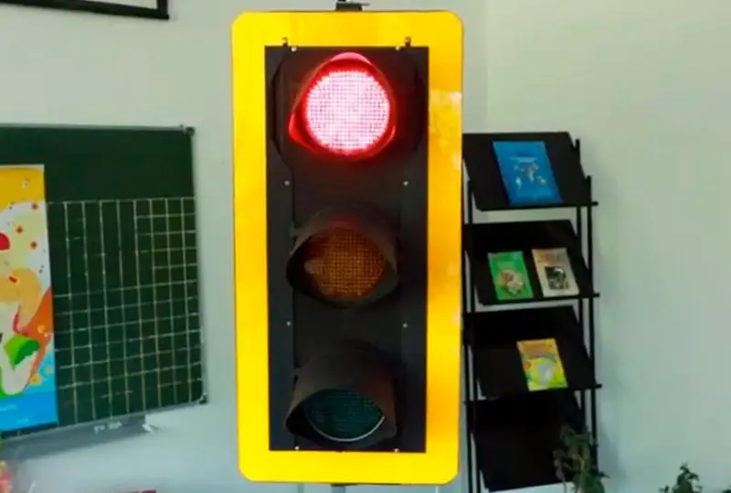 Школам Нур-Султана переданы макеты светофоров для изучения ПДД