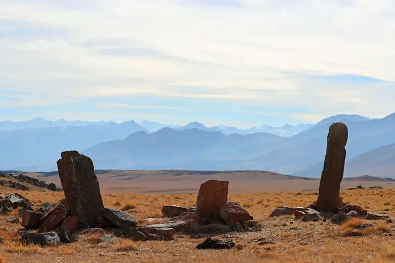 Разбитые балбалы обнаружены в Меркенском святилище