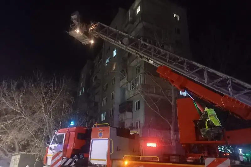 Semeıde kópqabatty úıden órt shyǵyp, turǵyndar evakýatsııalandy