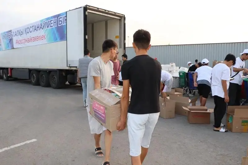 Aqtóbelikter búgin kıim-keshek, azyq-túlik tıelgen júk kóligin Qostanaıǵa jóneltti
