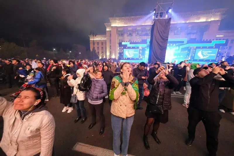 Праздничный салют увидели жители Уральска