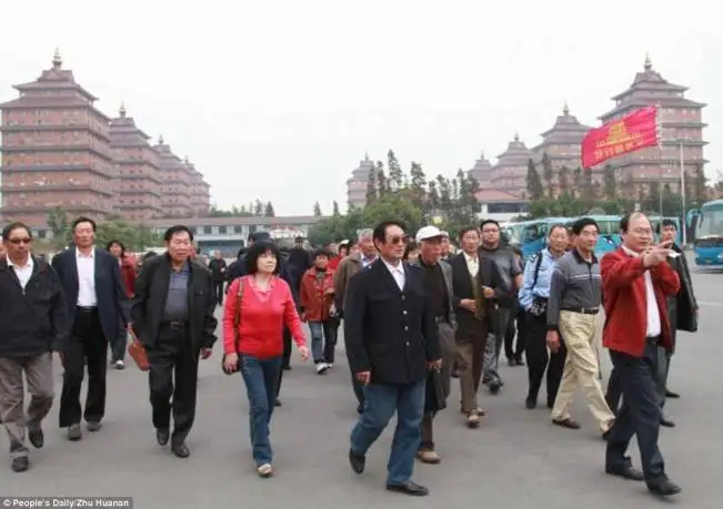 3A8296EA00000578-3942208-Eager_tourists_-a-70_1479465477595_651x459