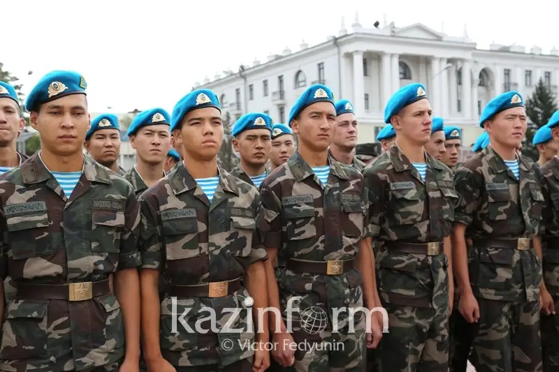 Астаналық сарбаз гитарамен Абайдың әнін орындады