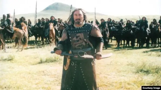 Шыңжаңда тұратын актер, этникалық қазақ Дәлелхан Қадыр. 