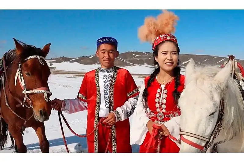 Синьцзянские молодожены добрались до Пекина на лошадях за 99 дней - обзор иностранной казахскоязычной прессы