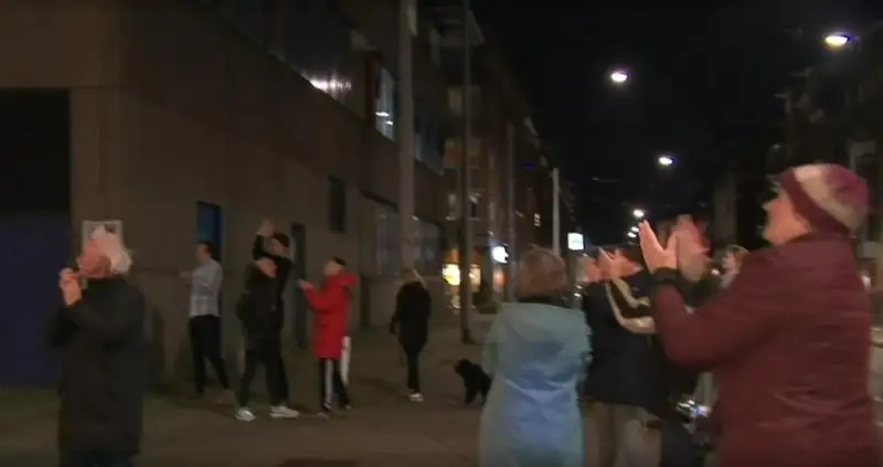 بەلگيا تۇرعىندارى كۇندە كەشكە قول شاپالاقتاپ دارىگەرلەرگە قۇرمەت كورسەتەدى