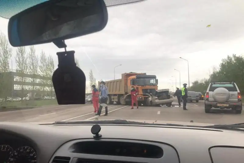 ەلوردادا Toyota Camry اۋىر جۇك كولىكتىڭ استىنا كىرىپ كەتتى