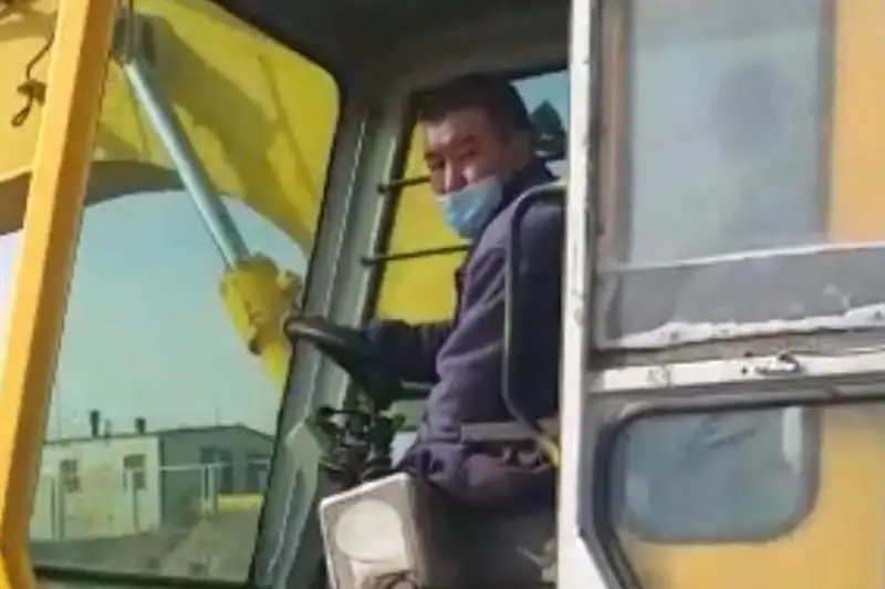 الماتىدا ماس كۇيىندە ەكسكاۆاتورمەن جۇمىس ىستەگەن جۇرگىزۋشى ۇستالدى