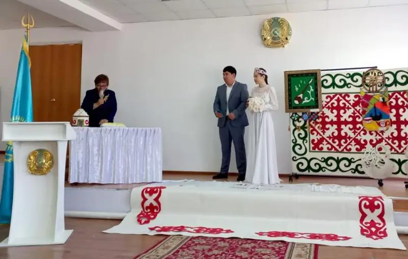 Aqmola oblysynda jas otbasylarǵa neke qııý týraly kýálikter saltanatty túrde tabystaldy