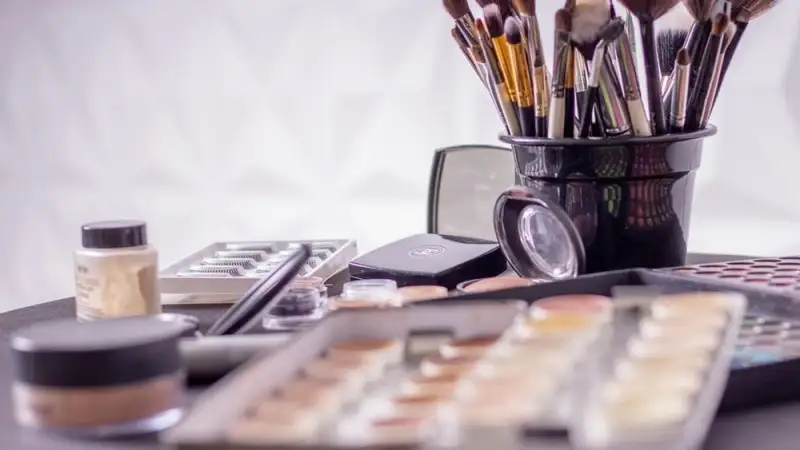 دارىگەر كوسمەتيكا نەگە قاۋىپتى ەكەنىن ايتتى