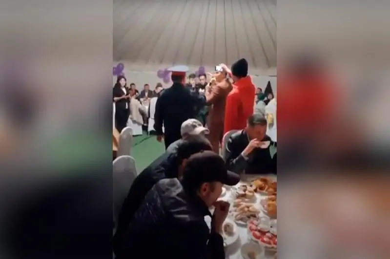 قاراعاندىدا پوليتسيا كيىمىن كيىپ، توي قوناقتارىن قورقىتقان اسابا جازالانادى