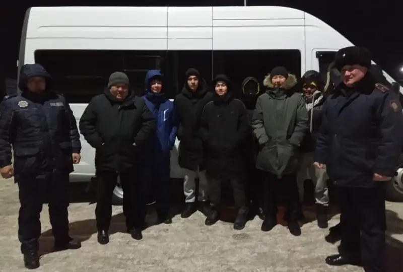 Микроавтобус с юными спортсменами сломался в мороз в степи в СКО