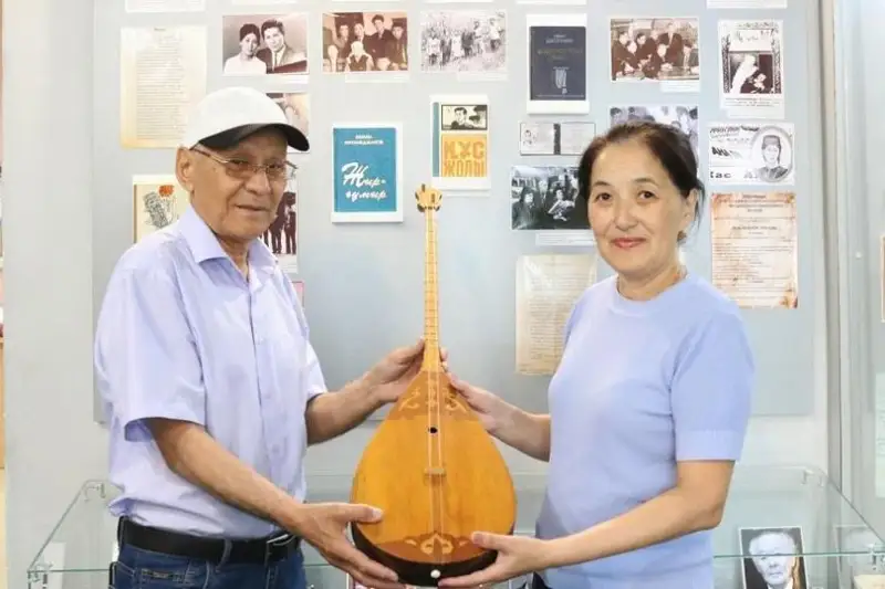Еще одна звездная домбра пополнила фонд историко-краеведческого музея в Костанае
