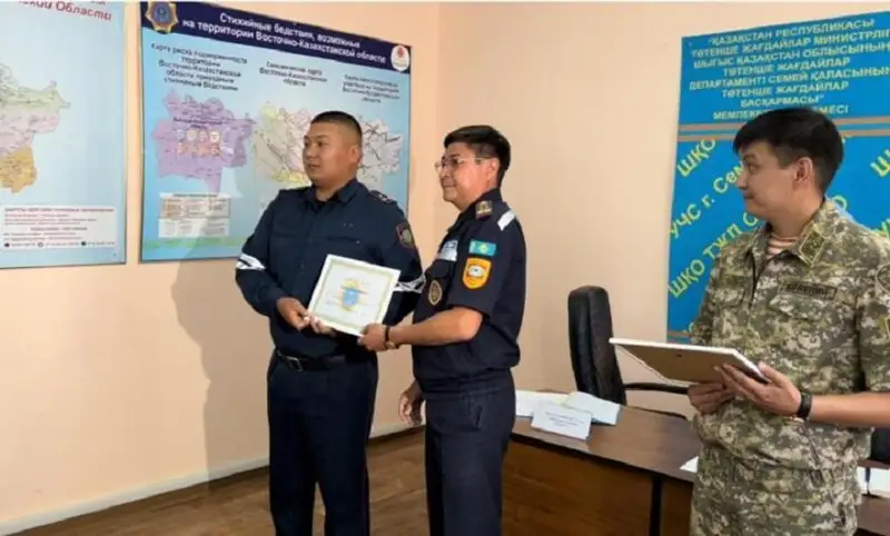 Полицейских наградили за спасение утопающего в Семее