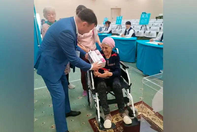 Ветеран войны проголосовала на референдуме в Нур-Султане