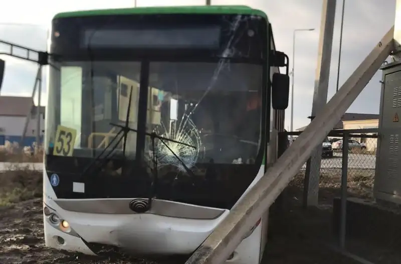 Автобус протаранил авто и врезался в электрическую опору в Атырау