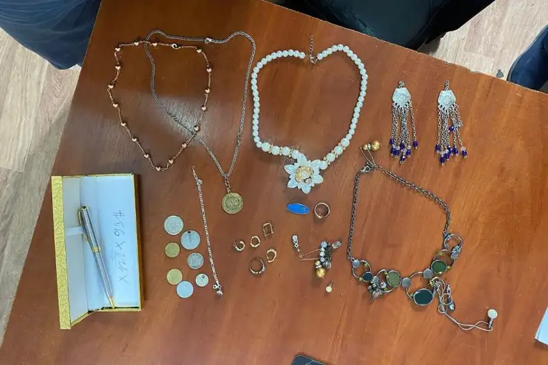 Aqtóbede kollektsııalyq monetalardy urlaǵan kúdikti ustaldy