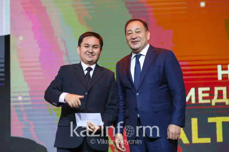 Eraly Toǵjanov birqatar dárigerge memlekettik nagradalardy tabys etti