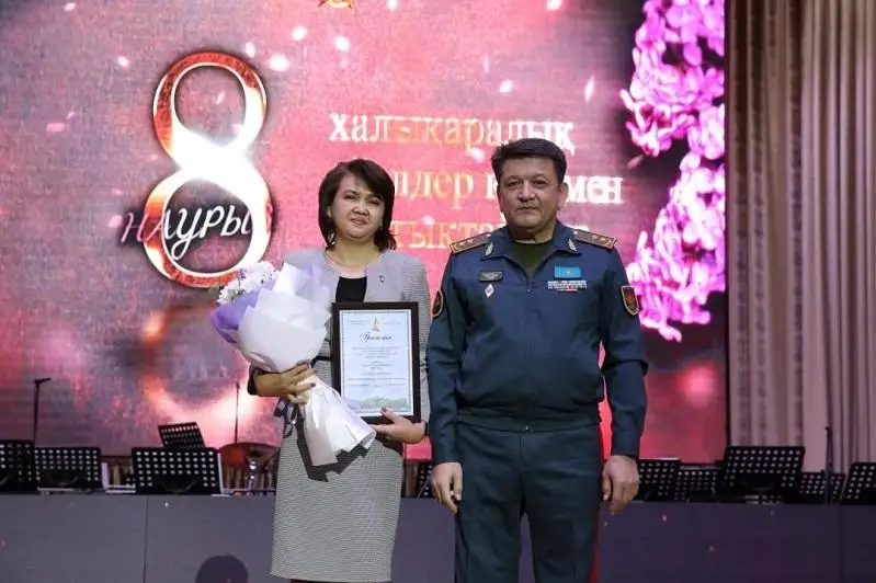 Нагрудные знаки «Отан қорғаушысының аяулы жары» получили жены военнослужащих в Нур-Султане