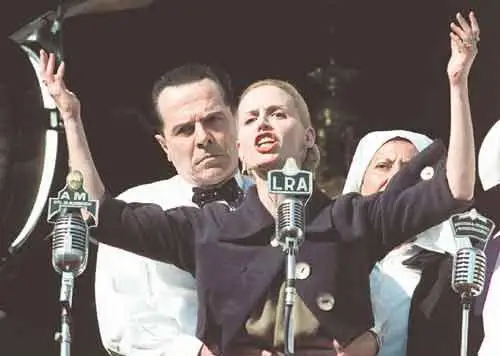 Ева Перон Легендарная жена президента Аргентины Хуана Перона скончалась 26 июля 1952 года, когда ей было всего 33 года по причине раковой болезни.На фото: 4 июня 1952 года, после победы Перона на выборах Эва, измождённая после операции и сеансов химиотерапии, в последний раз появилась перед народом - она стояла на трибуне, поддерживаемая мужем. &laquo;Вы должны умереть за Перона!&raquo; - бросила она толпе